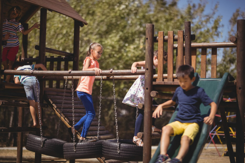 Enfants qui jouent au parc