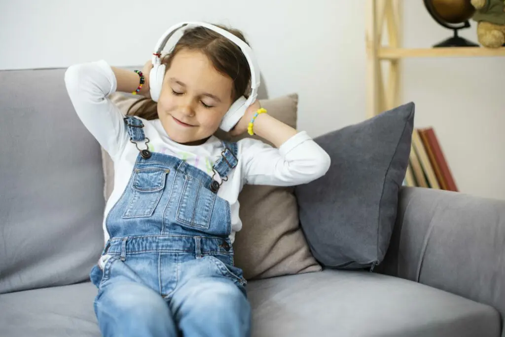 Petite fille écoutant de la musique